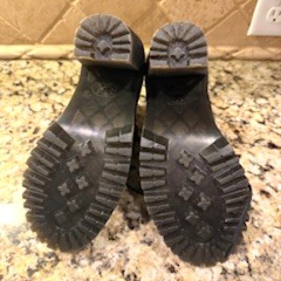 Dr. Martens Women's Averil Fashion Boot Lace Up Heeled Ankle Boot 6 - Picture 5 of 8